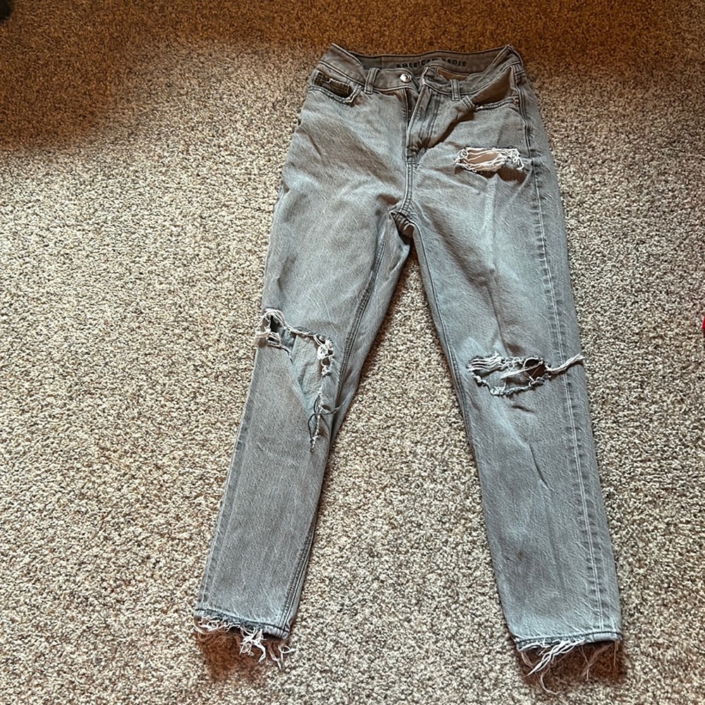 Grey ripped shirt mom jean